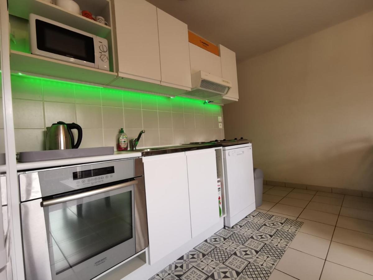 Appartement Maison mitoyenne piscines chauffées et tourisme vert à Saint-Geniez-dʼOlt Extérieur photo