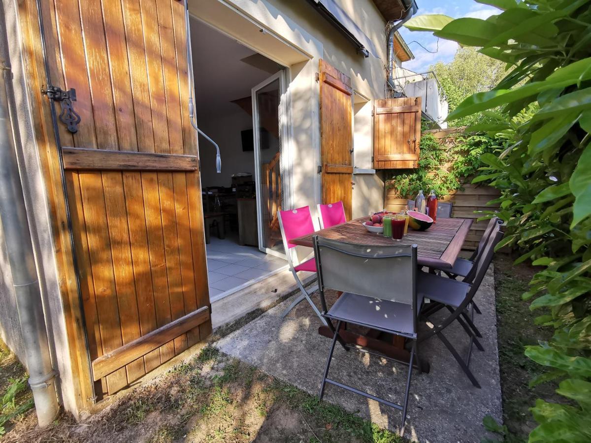 Appartement Maison mitoyenne piscines chauffées et tourisme vert à Saint-Geniez-dʼOlt Extérieur photo