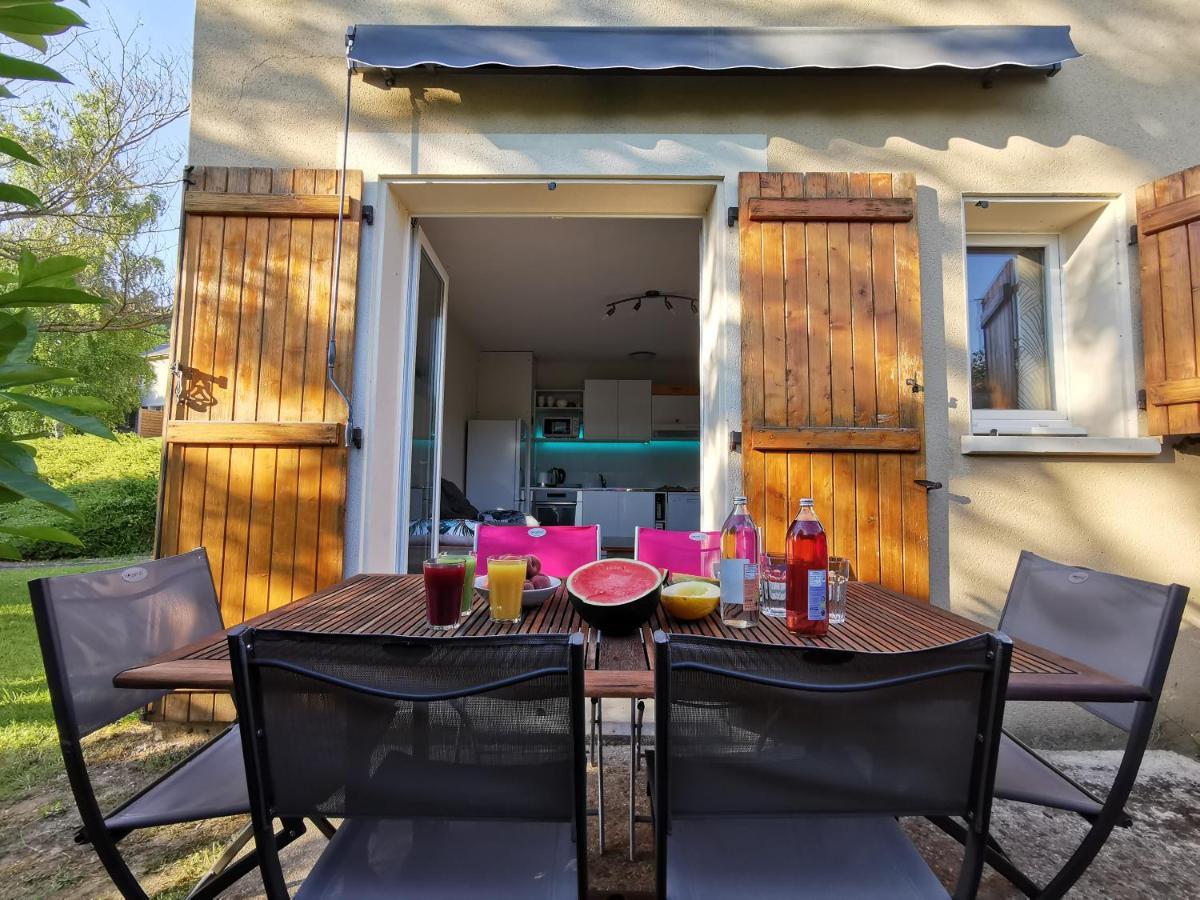 Appartement Maison mitoyenne piscines chauffées et tourisme vert à Saint-Geniez-dʼOlt Extérieur photo